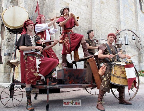 Char moyen-age pour carnaval medieval concert et animation deambulatoire