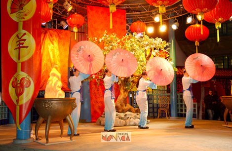 Danseuses chinoises des ombrelles et des eventails