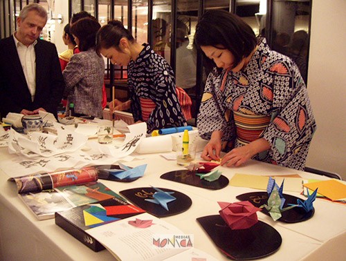 Artiste origami pour demonstration de papier plie jjaponais ou chinois