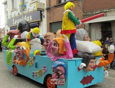 Char des grosses tetes de carnaval avec clowns et canon a confetti