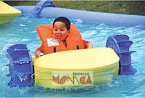 Enfant avec son bateau gonflable