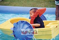 bateau gonflable utilisé par un enfant