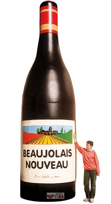 Une grande bouteille de beaujolais gonflable