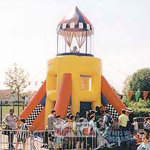 Fusee aero jump gonflable avec des enfants autour