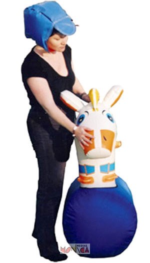 Femme jockey avec un cheval gonflable