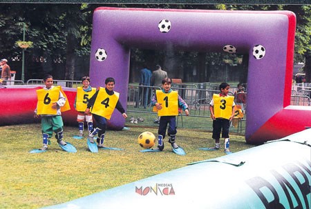 Jouez au foot ball avec des palmes beach sur un terrain gonflable