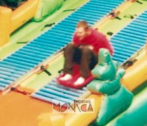 Enfant sur piste de luge gonflable