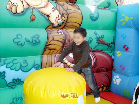 Enfant jouant o l'interieur d'un elephant gonflable