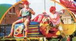 Char de carnaval sonorise avec clowns