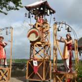 Joueurs de cloches et sonneurs de carillons en spectacle medieval