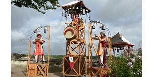 Joueurs de cloches et sonneurs de carillons en spectacle medieval