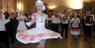 Danseuse de ballet russe en spectacle folklorique