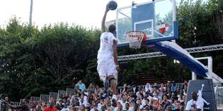 Animation de basketball de rue avec realisation d un dunk