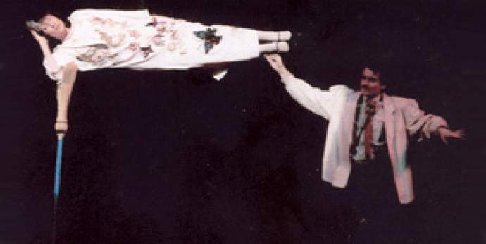 Jean Magicien Mm Manipulation Entre Sort Grande Illusion En Folie Magie Grande Illusion Magicien En Spectacle Pour Fete De Ville Arbre De Noel Soiree Ou Evenementiel Entreprise Grande Surface Animation