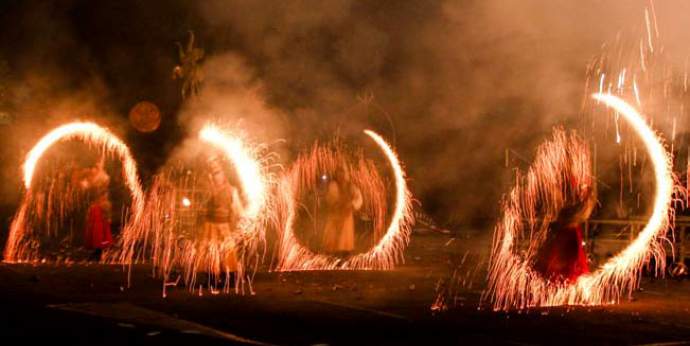 Spectacle pyrotechnique feu d'artifice pour fete de ville